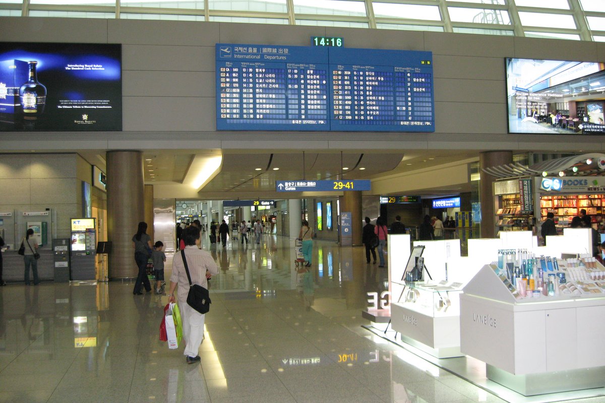 인천국제공항 여객터미널 내부와 운항 안내 전광판