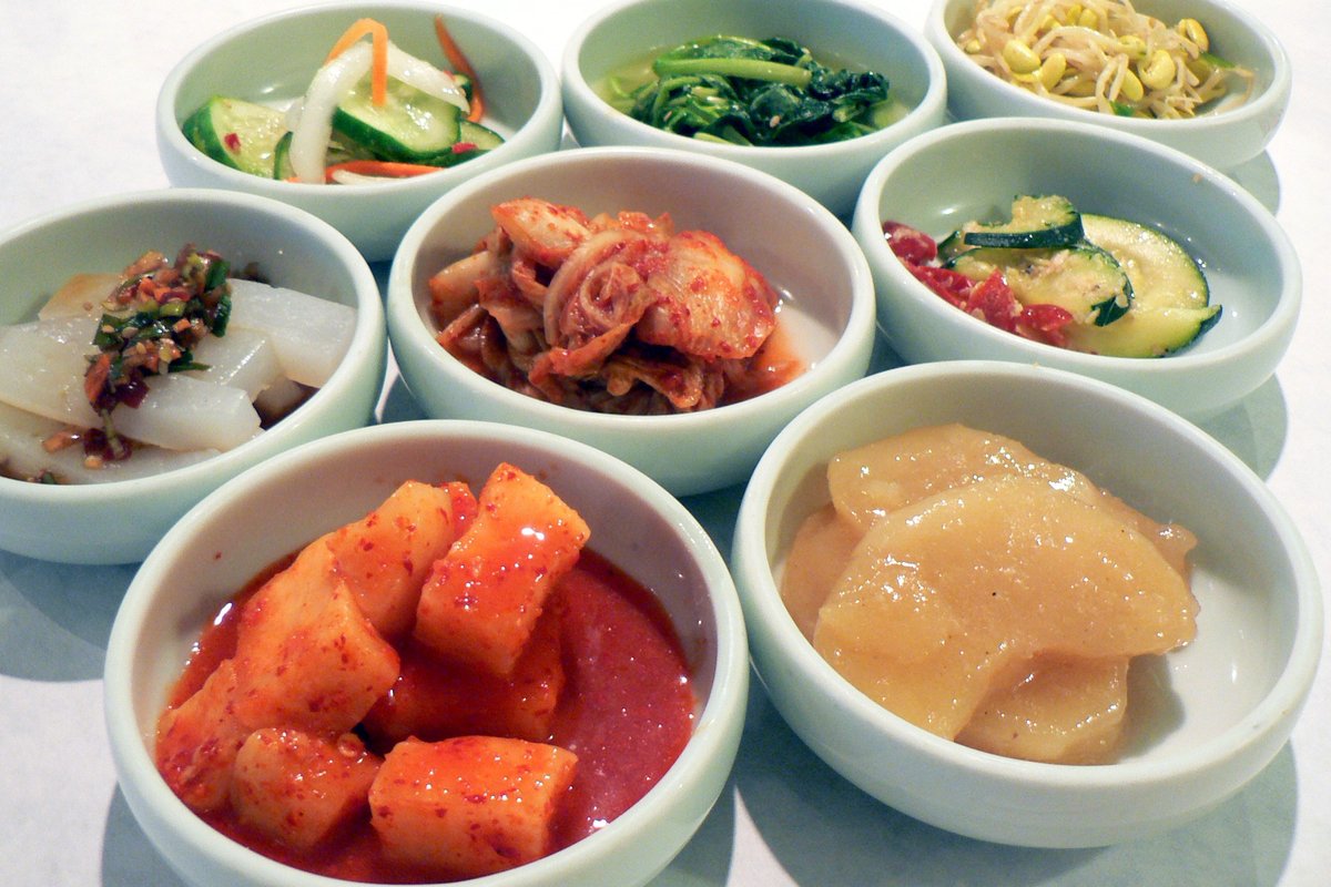 오이무침, 시금치나물, 콩나물, 깍두기 등 작은 그릇에 담긴 여러 가지 반찬
