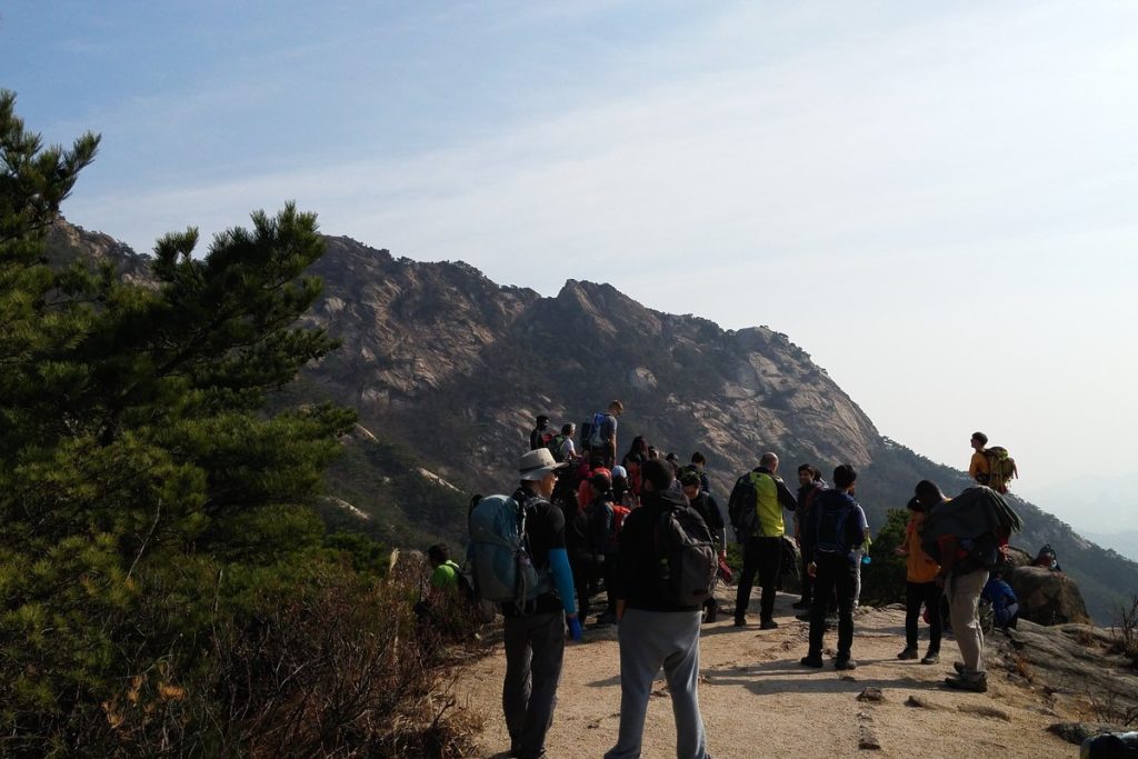 가을 북한산국립공원 능선 탐방로에 등산객들이 줄지어 서 있는 모습