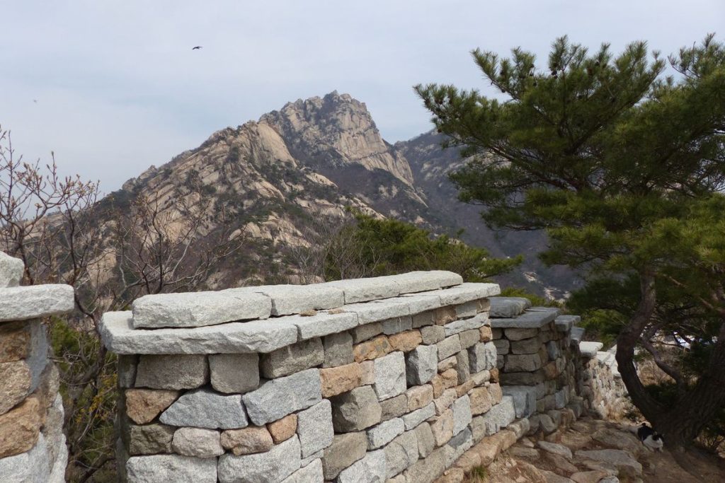 북한산국립공원 원효봉 부근에서 본 북한산성 돌 성곽과 바위 봉우리