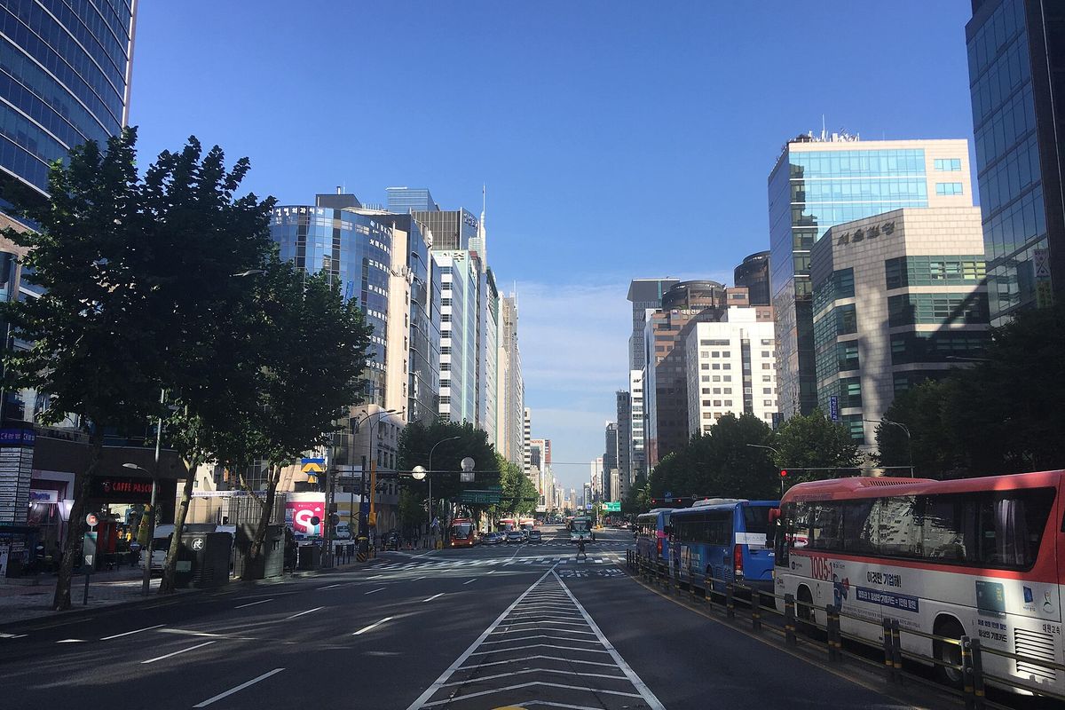 서울 강남대로의 차도와 버스·자동차